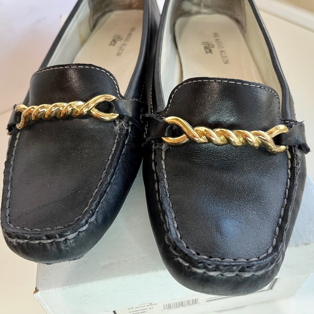 ANNE KLEIN “iflex” black leather with gold detail loafers, size 7.5 EUC